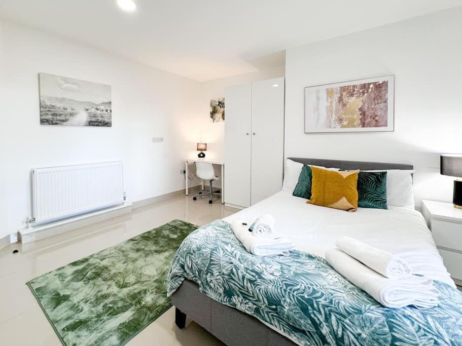 Large Flat Perfect 4 Long Stays, Private Gated Parking, Families And Contractors Leeds  Exteriér fotografie